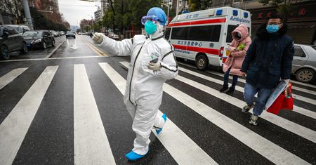 Wuhan. Polscy urzędnicy uwięzieni w hotelu, nie wiadomo, kiedy wrócą