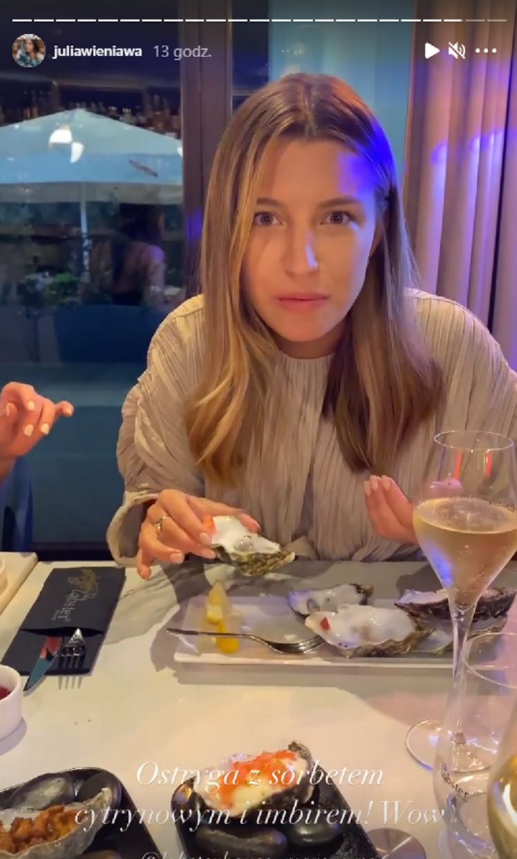 Julia Wieniawa je ostrygi