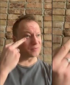 Maciej Stuhr wymownym gestem pozdrawia Kurskiego i telewizję