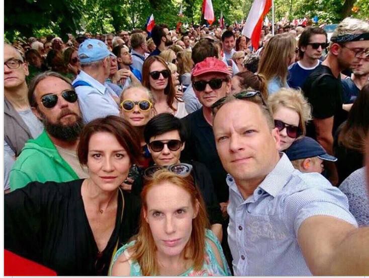 Maciej Stuhr protestował przed sejmem z żoną oraz koleżankami po fachu i... robili sobie selfie