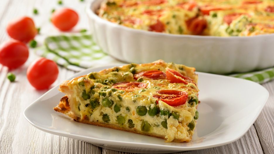 Quiche z zielonym groszkiem, pomidorkami i fetą