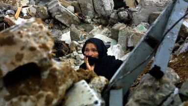 Palestynka w ruinach swego domu w Rafah