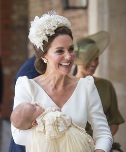 Szyk i elegancja na chrzcinach księcia Louisa. Kate i Meghan olśniły!