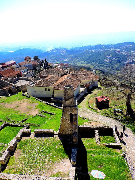 Widok na miejscowość Kruja ze wzgórza zamkowego 