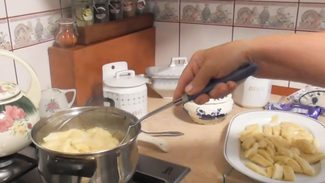 Pierogi leniwe- Pyszności/ źródło: kadr z materiału YouTube, kanał: Babcia Basia gotuje