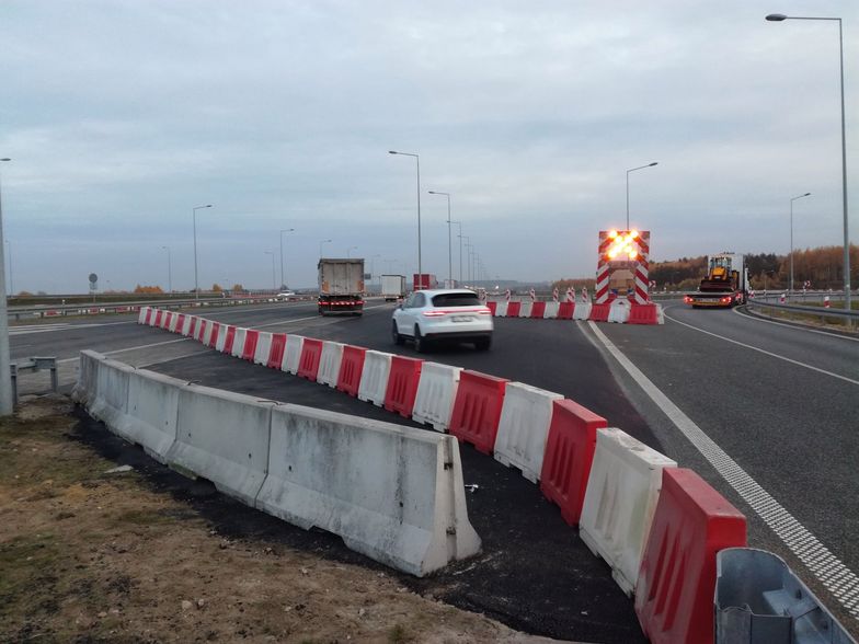 Wiadukt miał łączyć autostrady A1 i A2. GDDKiA zapewnia, że pracuje nad przywróceniem normalnego ruchu.