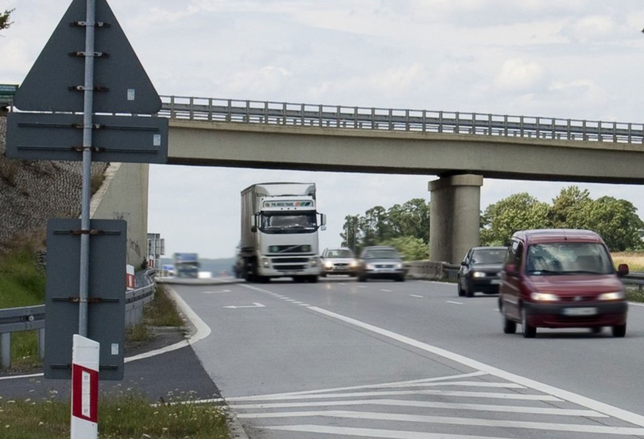 Rzucali w auta z wiaduktu nad S7. Tłumaczenie zaskakuje