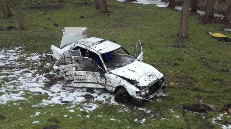 Auto, które spadło z mostu, jest kompletnie zniszczone