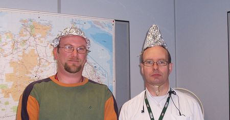 Masoni, reptilianie i foliowe kapelusze. Witamy w świecie teorii spiskowych