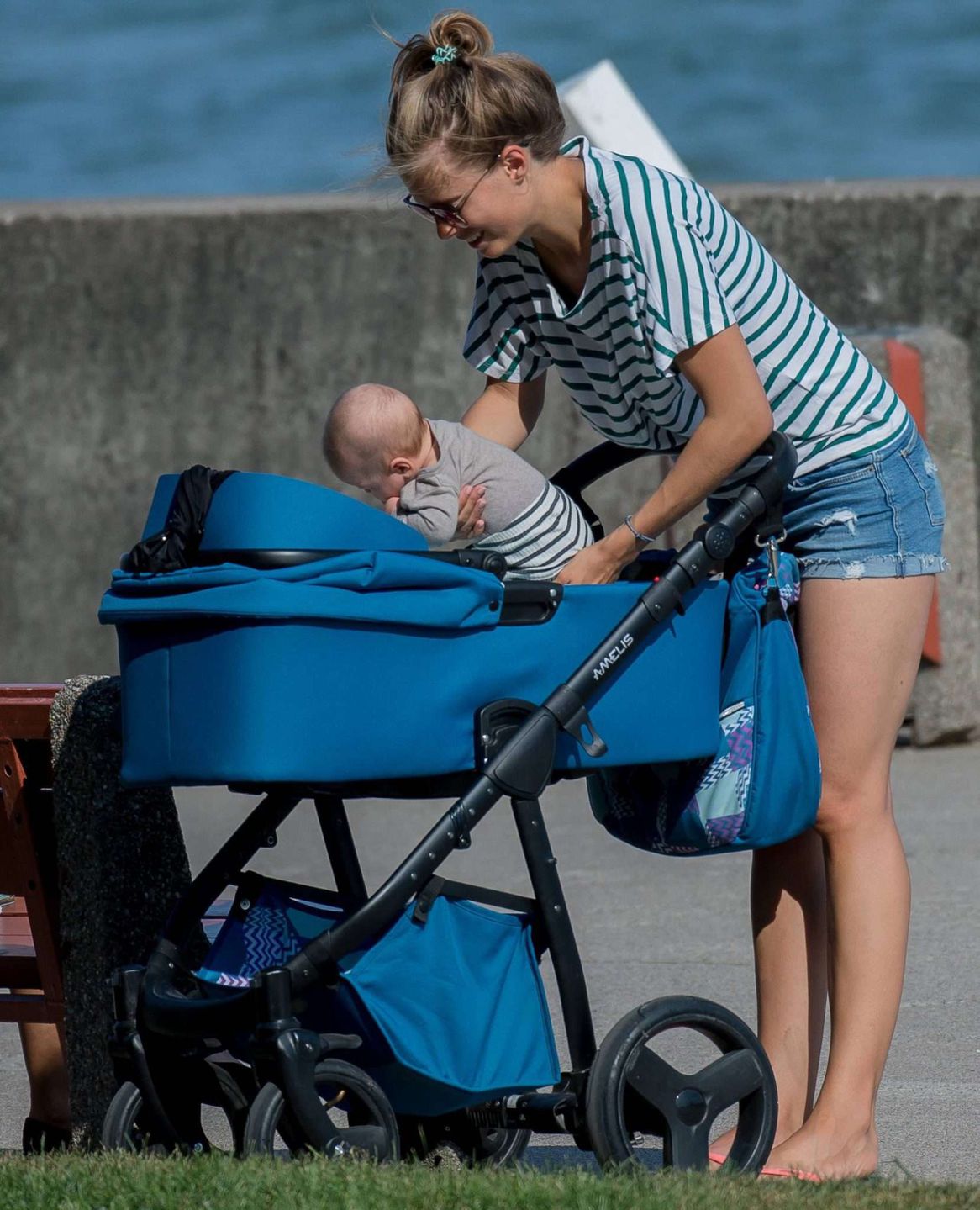 Julia Pietrucha z córką nad morzem
