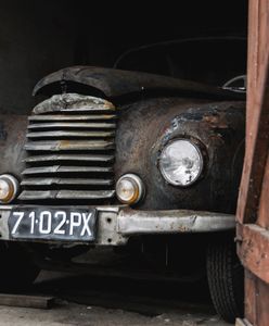 Przez lata stał i niszczał w szopie. Samochód polskiego generała wystawiony na aukcji