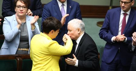 Konstytucjonalista przypomina najważniejsze słowo, jakie dotąd nie padło. Premier składa "dymisję"