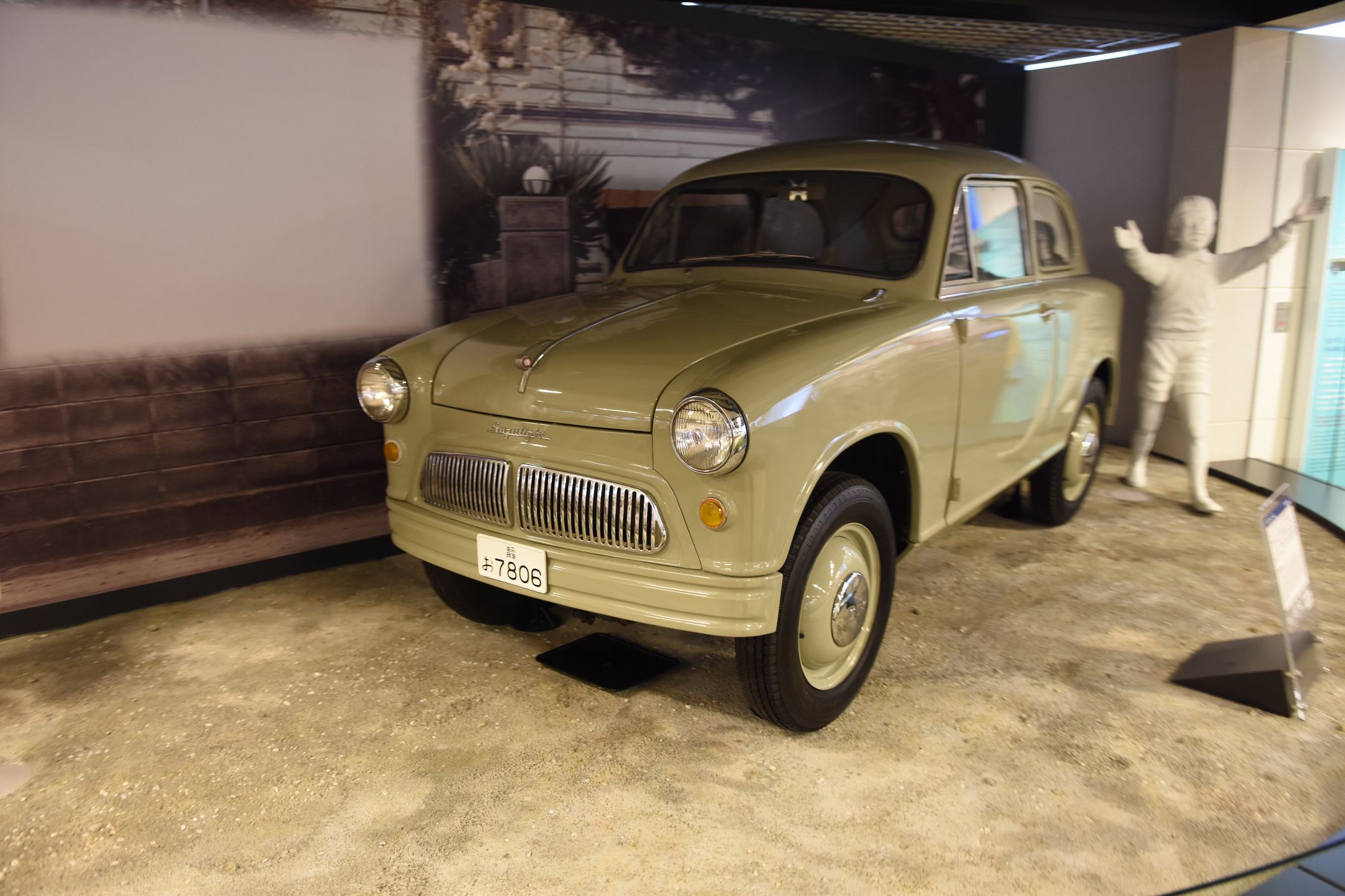 Suzulight to model, który zapoczątkował boom na kei jidosha (lekki samochód). Suzuki rozpoczęło jego masową produkcję w połowie lat 50. XX w., oferując go w szeregu odmian nadwoziowych. Były także dostawczaki, pickupy i kombi, wszystko, by można było wykorzystać go w dowolnym przeznaczeniu. 