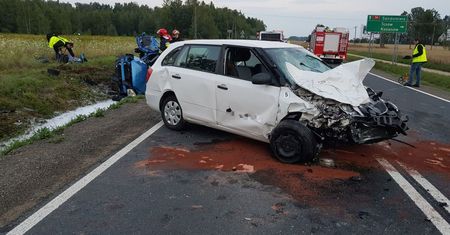 19-latek zakleszczony w płonącym aucie. Uwolniono go w ostatniej chwili