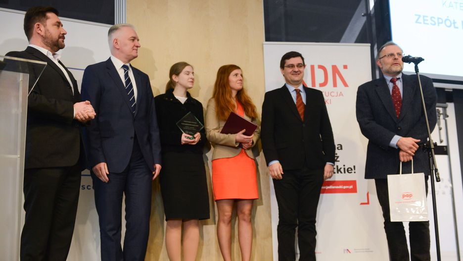 Gala "Popularyzator Nauki". Od lewej: prezes PAP Wojciech Surmacz, minister nauki Jarosław Gowin oraz zespół serwisu Nauka o klimacie. 