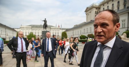 Paweł Kukiz nie chce zbytnio ułatwiać dostępu do broni. Jego poseł sugeruje, że uległ lobbingowi