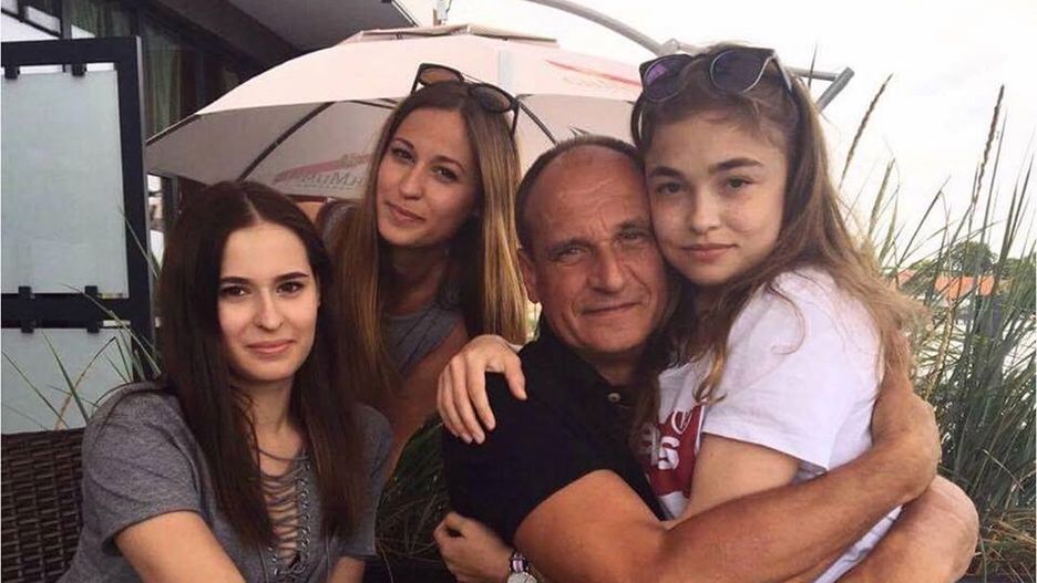 Paweł Kukiz z córkami