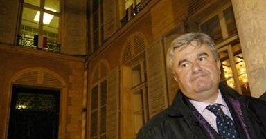 Godzina policyjna w jednym z podparyskich miasteczek