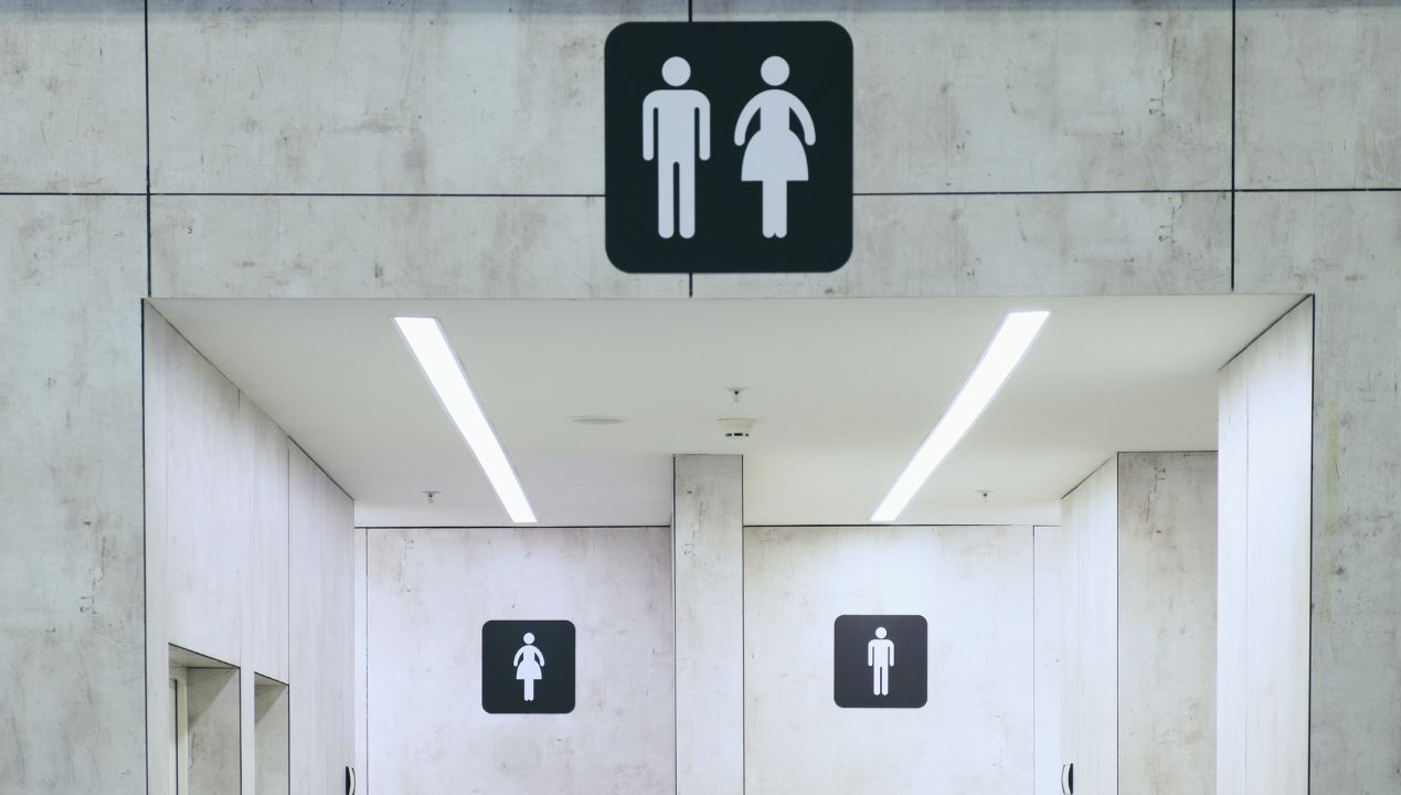Toalety neutralne płciowo pozwalają uniknąć kilku problemów. Fot. Freepik