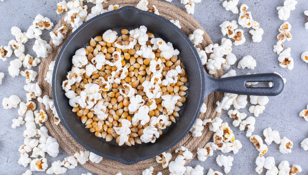 Znów na dnie garnka z popcornem zostały ci całe ziarna? Oto dlaczego tak się dzieje