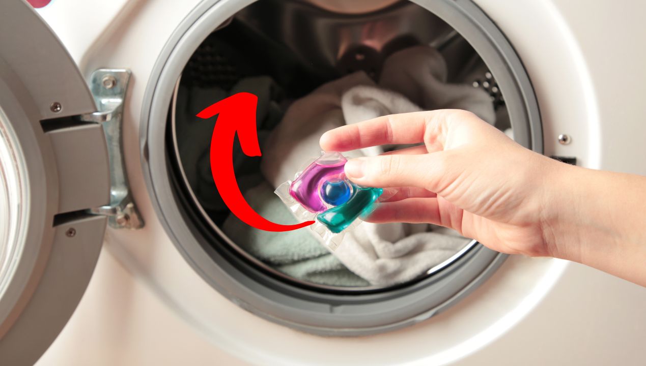 Oto jak poprawnie używać kapsułek do prania. Fot. Freepik