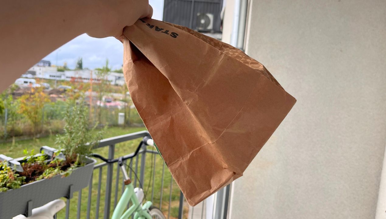 Trzymam na balkonie papierową torbę. Przez całe lato mam święty spokój