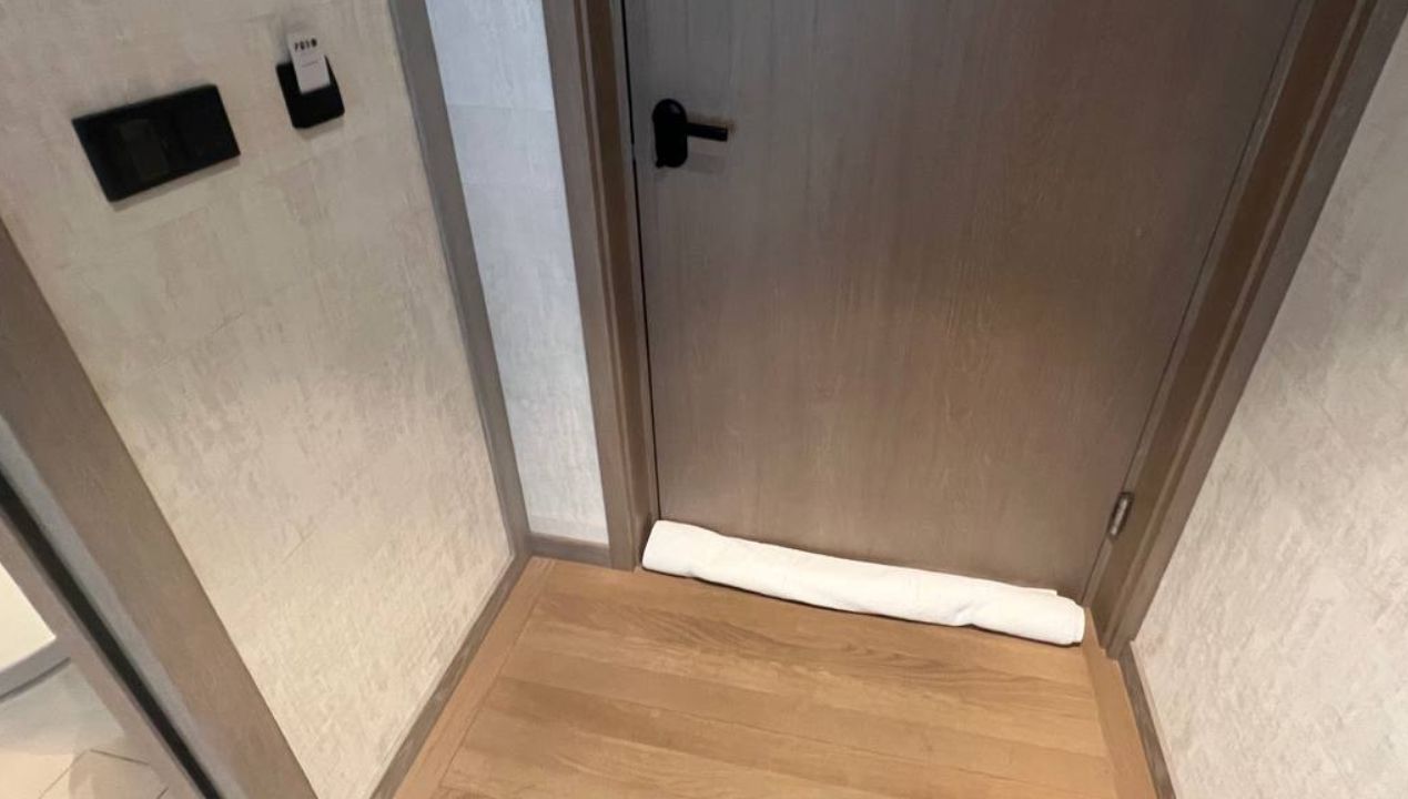 Ręcznik pod drzwiami przychodzi z odsieczą. Oto dlaczego coraz więcej osób go tam układa