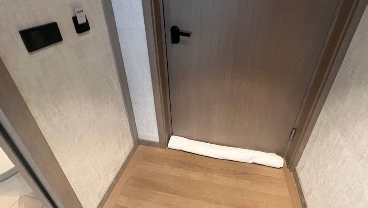 Here's why you should put a towel under the hotel door. Photo: Genialne.pl