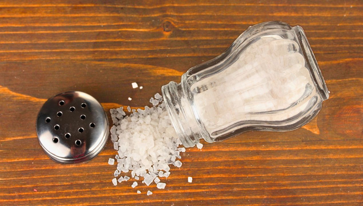 Znamy sposób na zbrylającą się sól. Fot. Freepik