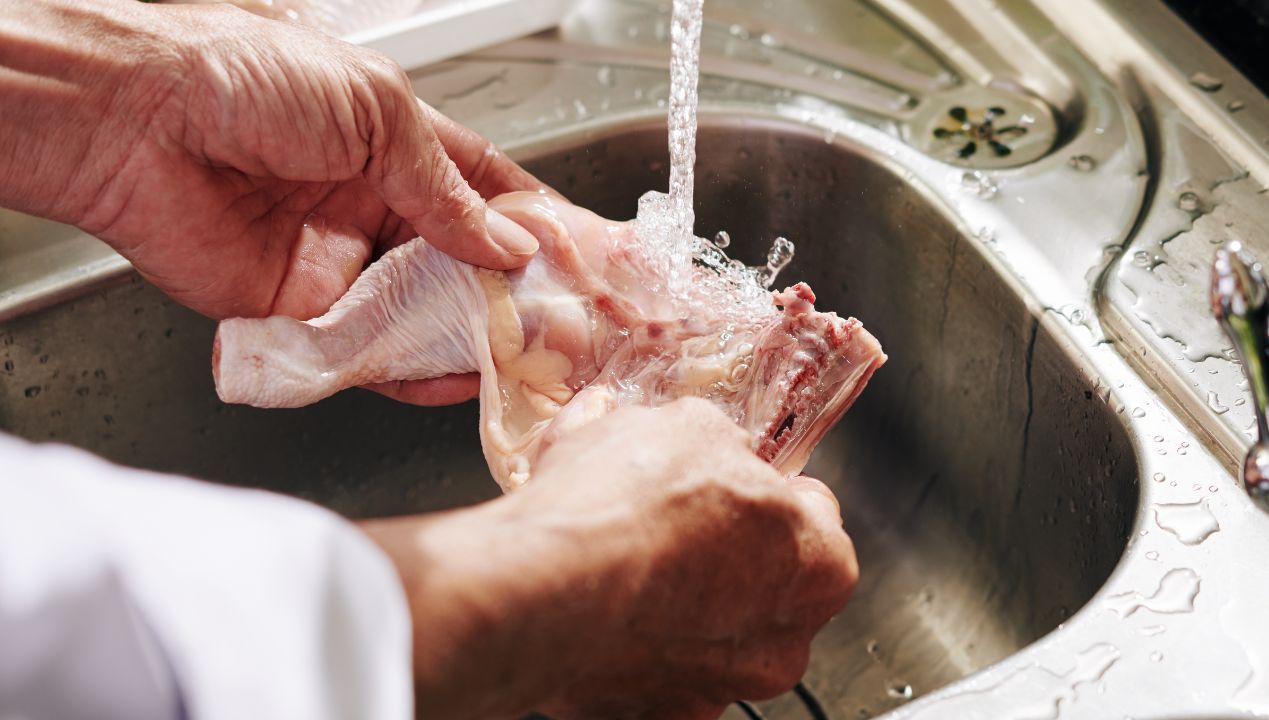 Wyjaśniamy, czy wolno myć surowe mięso. Fot. Freepik