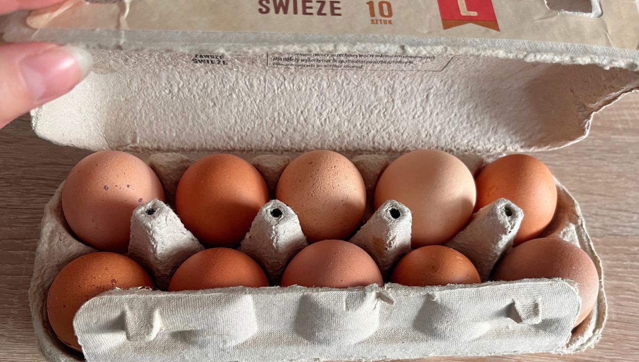 Kasjer zawsze otwiera opakowanie z jajkami, ale wcale nie sprawdza, czy wszystkie są w całości