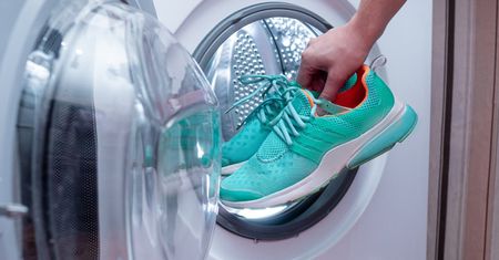 Piorąc buty w pralce włóż do bębna jeszcze jedną rzecz. Buty będą jak nowe