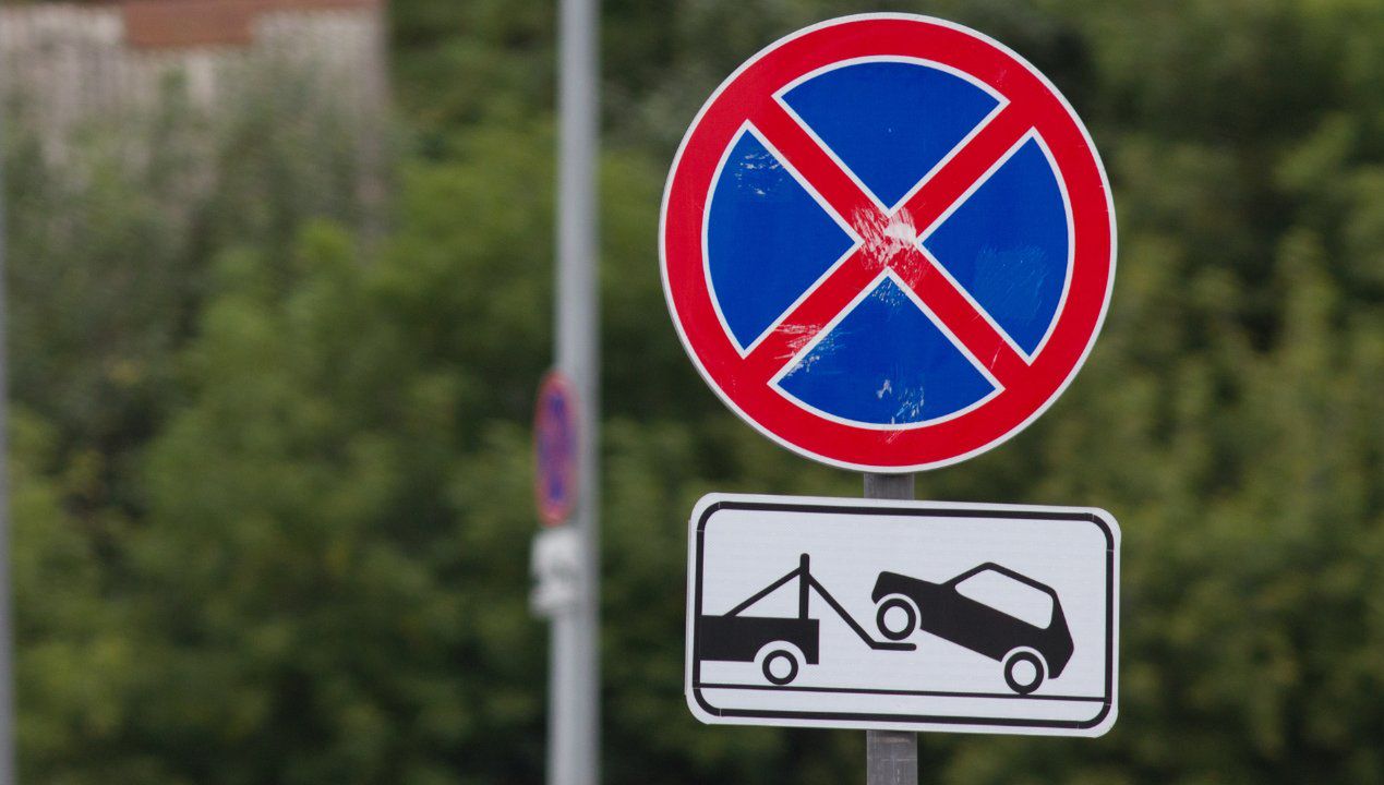 Zanim zabronisz parkowania przed posesją, sprawdź przepisy. Nie każdy może ustawić znak