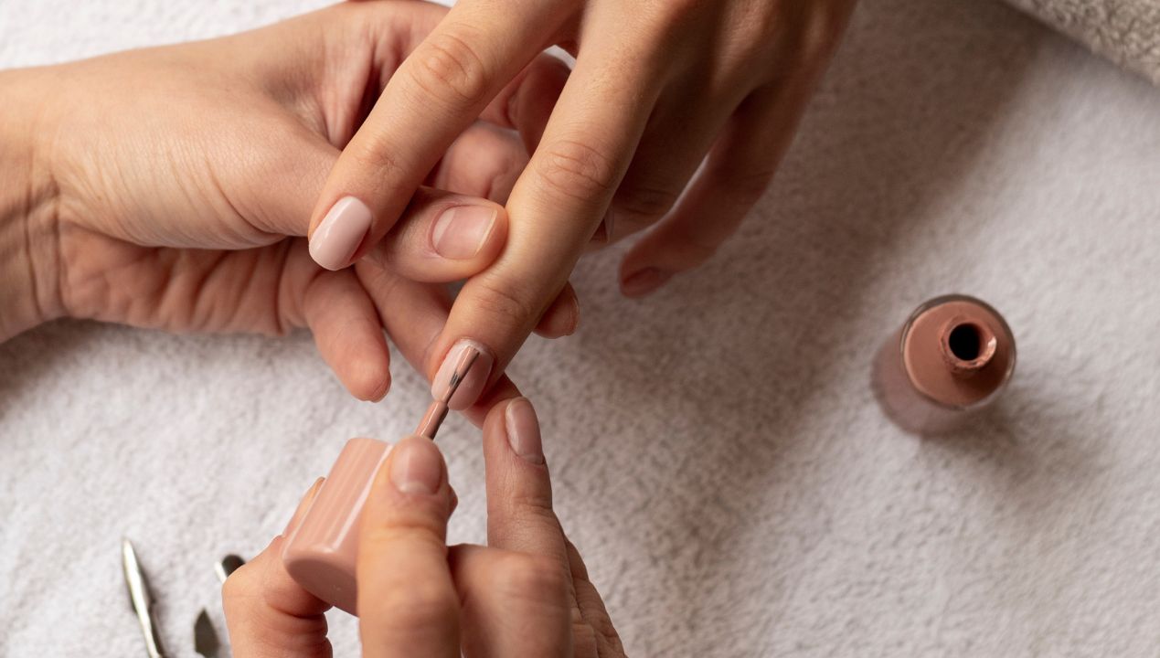 Nowy trend w manicure wyprze hybrydę? Kobiety pokochały go za jedną rzecz