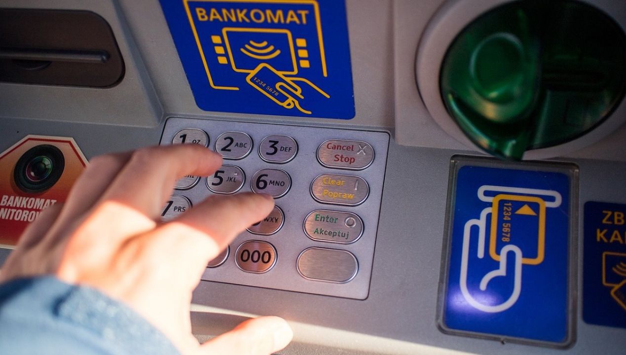 Oto co zrobić, gdy bankomat nie wyda ci pieniędzy, pomimo że pobrał je z konta. Przydatna wiedza!