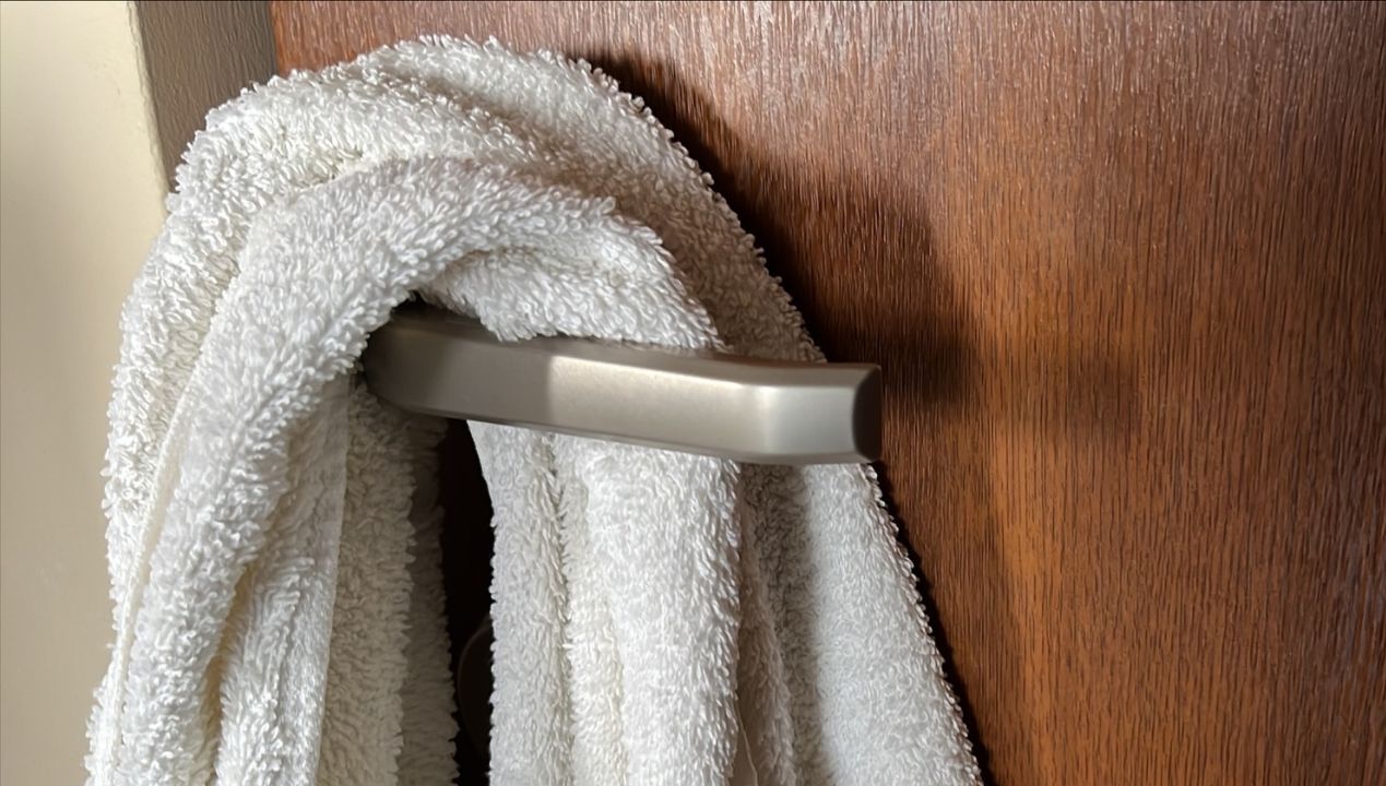 Coraz więcej osób wiesza ręcznik na klamce. To praktyka w większości hoteli!