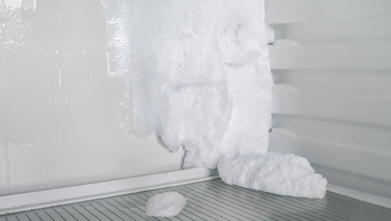 Wysmaruj zamrażalnik, a zapomnisz o lodzie na ściankach. Wystarczy jeden produkt