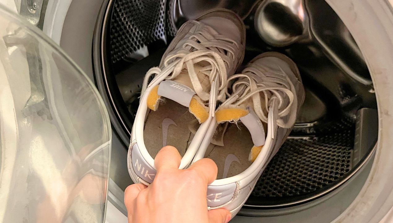 Zanim wrzucę białe buty do pralki, robię jedną rzecz. Dzięki temu są jak nowe
