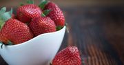 Kiedy usuwać szypułki z truskawek? Większość z nas popełnia ten błąd