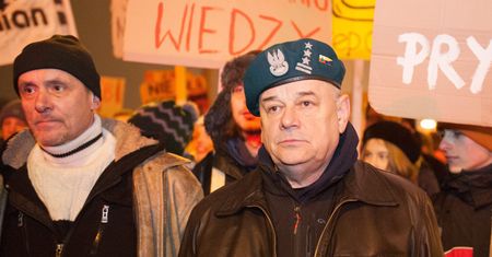 Kaczyński krytykuje konstytucję. Płk Mazguła wściekł się i komentuje: do kabaretu komunisto i złodzieju demokracji