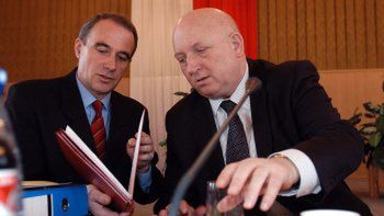 Józef Oleksy i Jan Ponulak podczas posiedzenia plenarnego Komisji Wspólnej Rządu i Samorządu Terytorialnego