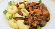 Gulasz grzybowy z kluskami śląskimi
