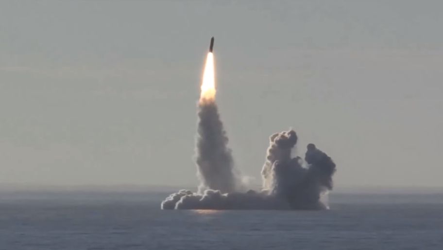 Rosyjski okręt podwodny z powodzeniem testuje 4 pociski "Buława". Ten pocisk zmieni oblicze sektora obronnego Rosji
