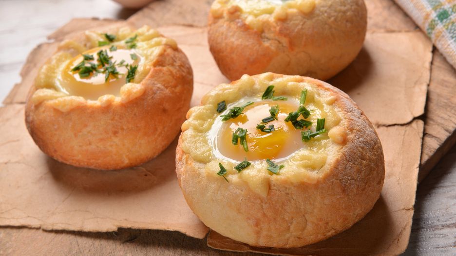 Szybkie gotowanie: jajko pieczone w bułce. Prosty przepis, pyszny smak