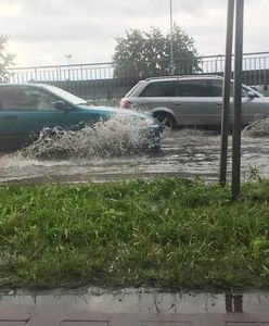 Oberwanie chmury nad Warszawą. Ulice zamieniły się w rwące potoki