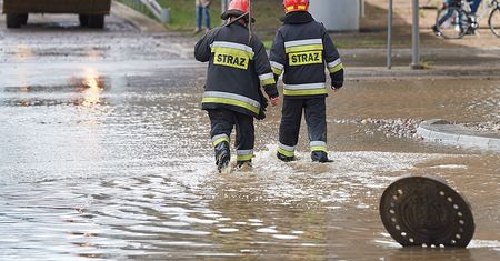 Podtopienia po ulewach. Woda wokół szpitala w Elblągu