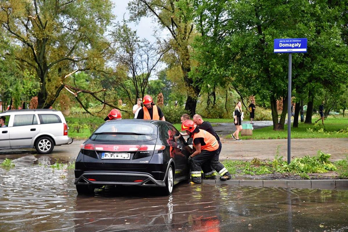 Pogoda. Niszczycielskie burze. 800 akcji straży i kolejne alerty IMGW