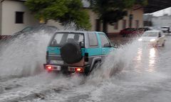 Wał przeciwpowodziowy przerwany. Rzeka Pawłówka zalała drogę i domy