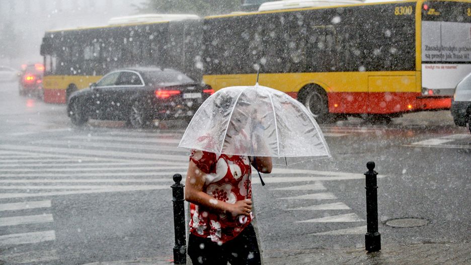 Bez prądu po nawałnicach jest ponad 300 tys. osób