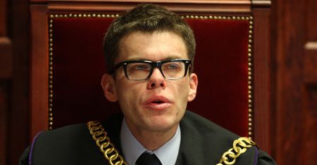 Sąd uchylił decyzję o umorzeniu śledztwa ws. obrad w Sali Kolumnowej. Poseł PiS: to niesmaczny żart